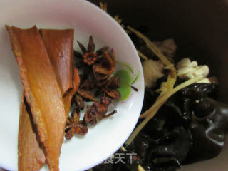 【电饭锅版】黑木耳黄花菜焖鸡块的做法步骤：4