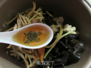 【电饭锅版】黑木耳黄花菜焖鸡块的做法步骤：5