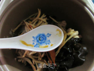 【电饭锅版】黑木耳黄花菜焖鸡块的做法步骤：8