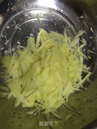 快手早餐土豆丝煎饼的做法步骤：1