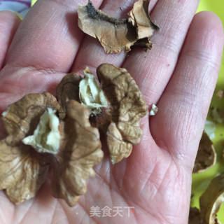 银耳核桃枸杞米润的做法步骤：2