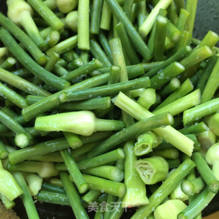 蒜苔炒羊肉的做法步骤：3