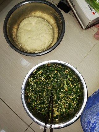 韭菜鸡蛋干粉丝包子的做法步骤：1