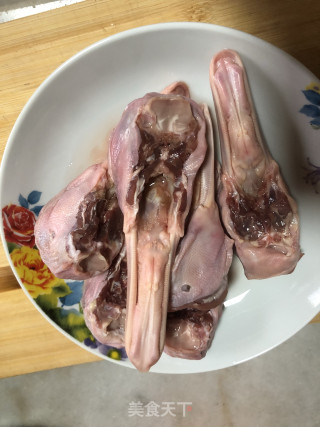 椒盐鸭下巴的做法步骤：1
