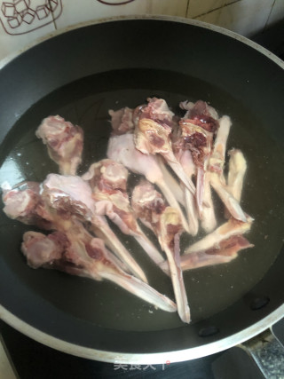 椒盐鸭下巴的做法步骤：4