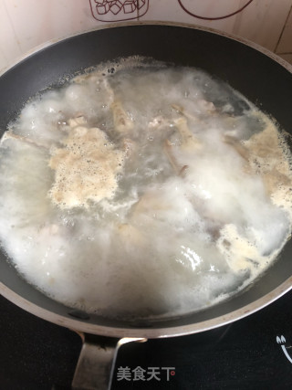 椒盐鸭下巴的做法步骤：5