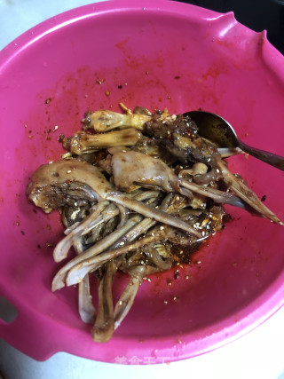 椒盐鸭下巴的做法步骤：10