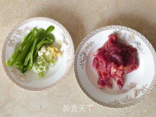 尖椒炒牛柳的做法步骤：2
