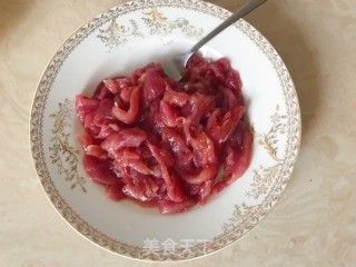 尖椒炒牛柳的做法步骤：3