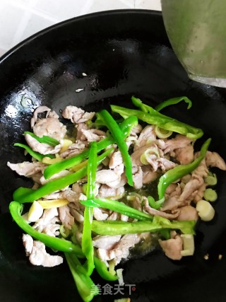 尖椒炒牛柳的做法步骤：5