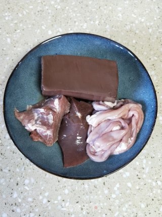 酸菜猪杂汤的做法步骤：1