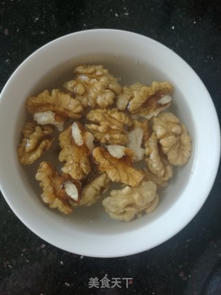黑小米花生核桃粥的做法步骤：2