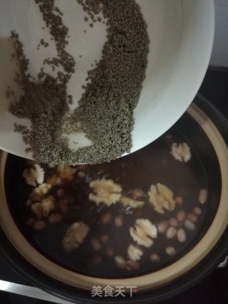黑小米花生核桃粥的做法步骤：5