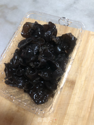 凉拌云耳的做法步骤：1
