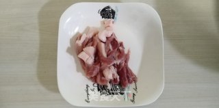 香菜炒肉的做法步骤：1
