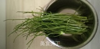 香菜炒肉的做法步骤：2