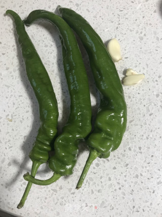 虎皮尖椒的做法步骤：1