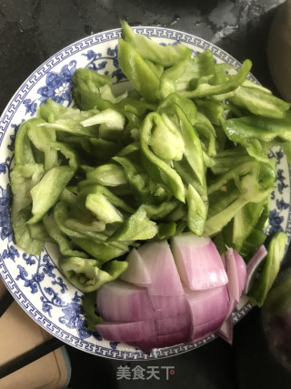 土豆家～～快手家常菜菜【青椒炒蛋】的做法步骤：1