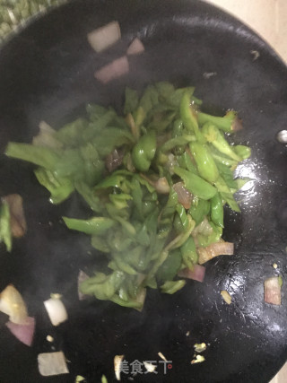 土豆家～～快手家常菜菜【青椒炒蛋】的做法步骤：4