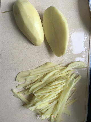 土豆家最爱～～快手家常菜【清炒土豆丝】的做法步骤：1