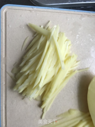 土豆家最爱～～快手家常菜【清炒土豆丝】的做法步骤：3