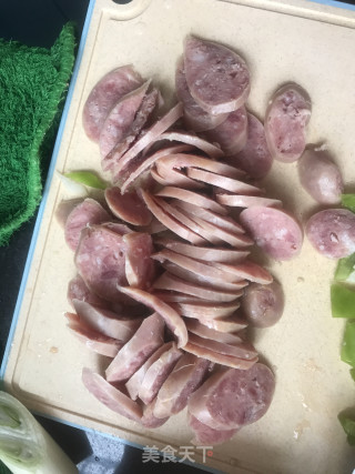 土豆家～～快手家常菜【青豆香肠】的做法步骤：2
