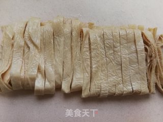 荆芥拌豆腐皮的做法步骤：2
