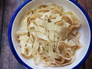 荆芥拌豆腐皮的做法步骤：3