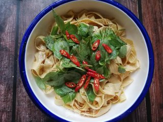 荆芥拌豆腐皮的做法步骤：6