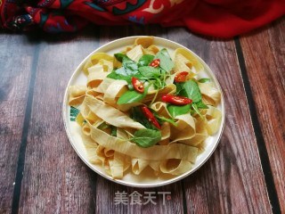 荆芥拌豆腐皮的做法步骤：8