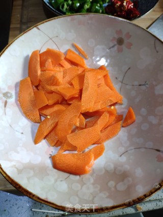 干锅酸辣鸡杂的做法步骤：1