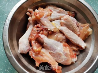 三杯鸡的做法步骤：1