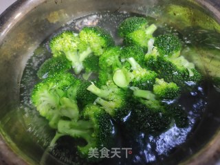 宝宝辅食蒜香西蓝花的做法步骤：1
