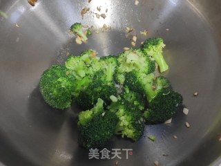 宝宝辅食蒜香西蓝花的做法步骤：3