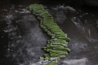 手擀菠菜面的做法步骤：9