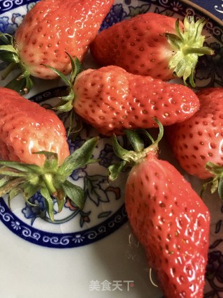 “街头小吃”冰糖草莓葫芦的做法步骤：1