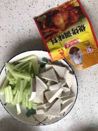 清炒千叶豆腐的做法步骤：2