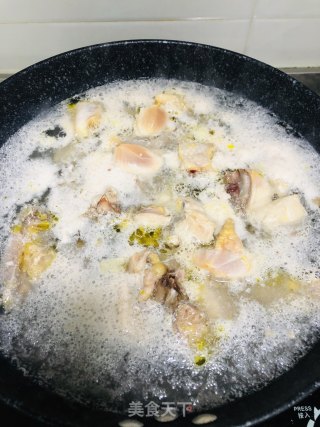 黄焖鸡家庭版的做法步骤：1