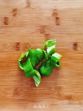 青椒炒油豆腐的做法步骤：1