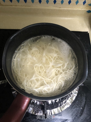 酸菜汤面的做法步骤：1