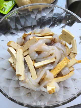 凉拌素鸡拉皮的做法步骤：6