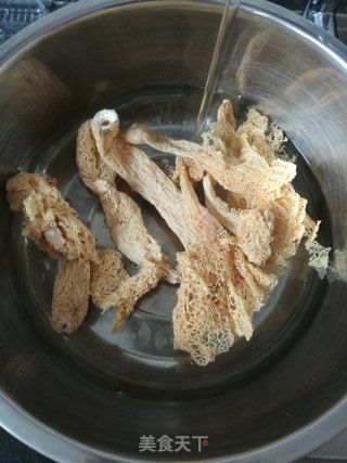 竹荪猪舌汤的做法步骤：1
