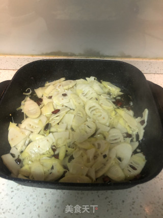 竹笋炒酸菜的做法步骤：2