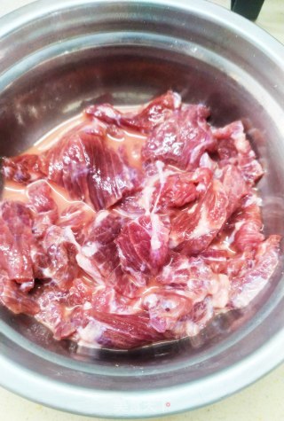 牛肉炒鲜香菇的做法步骤：1