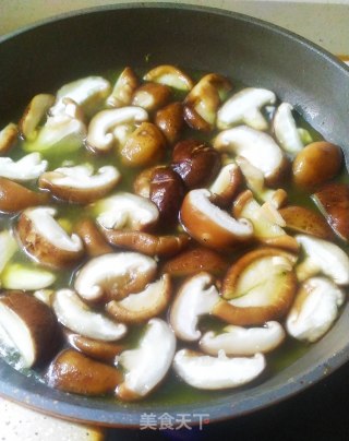 牛肉炒鲜香菇的做法步骤：2