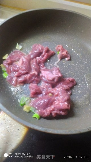 牛肉炒鲜香菇的做法步骤：4