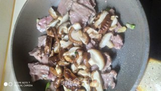 牛肉炒鲜香菇的做法步骤：5