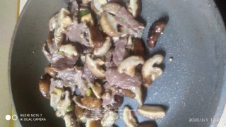 牛肉炒鲜香菇的做法步骤：6