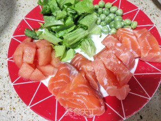 宝宝辅食香煎蔬菜三文鱼泥的做法步骤：1