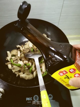 青椒炒蘑菇的做法步骤：3